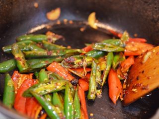 10、辣椒炒荷包蛋,翻炒均匀。