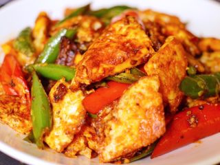 12、辣椒炒荷包蛋,装盘。