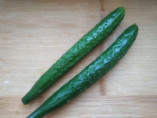 1、凉拌黄瓜卷,黄瓜两根，洗净