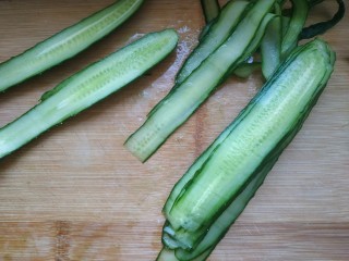 2、凉拌黄瓜卷,用削皮器削成薄薄的长条