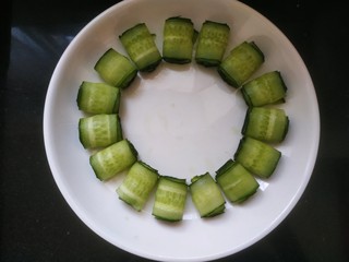 3、凉拌黄瓜卷,把宽的部分卷成卷儿放盘子一圈