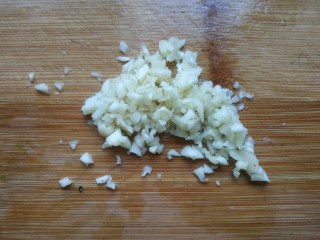 5、凉拌黄瓜卷,蒜切末