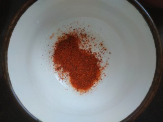 8、凉拌黄瓜卷,小碗中放入一勺辣椒粉