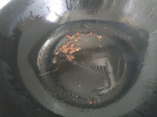 9、凉拌黄瓜卷,锅中放入适量植物油，放入花椒爆香，然后把花椒铲出去不要