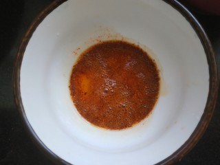 10、凉拌黄瓜卷,把花椒油趁热倒入辣椒粉中