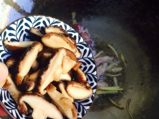 11、长寿面&生日面,倒入香菇