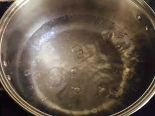 18、长寿面&生日面,准备一个汤锅加水烧开