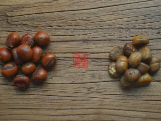 1、承味秘制板栗鸡,买现成的糖炒板栗，因为这样的板栗中本身就有一些甜份。将板栗剥皮后准备好。