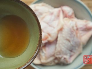 4、承味秘制板栗鸡,加入少量料酒。