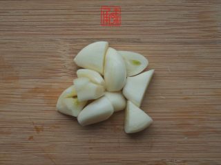 6、承味秘制板栗鸡,腌制的时候切准备好蒜瓣。