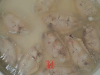 7、承味秘制板栗鸡,腌制好的翅中，焯水。