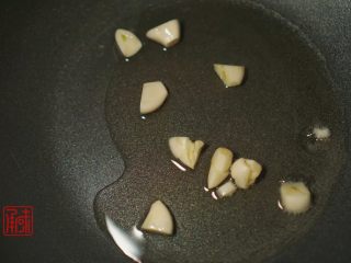 8、承味秘制板栗鸡,先放入切好的蒜瓣。