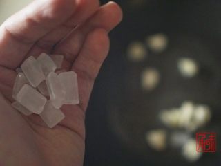 9、承味秘制板栗鸡,在加入少量的冰糖。