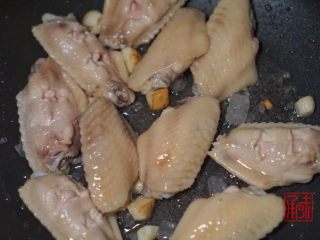 11、承味秘制板栗鸡,进行翻炒，尽量炒掉部分鸡翅中的水分。