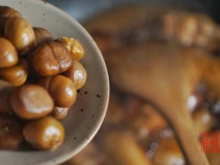 14、承味秘制板栗鸡,待再次烧开后放入剥好的板栗。