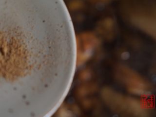 15、承味秘制板栗鸡,加入少量的十三香。