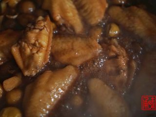 16、承味秘制板栗鸡,继续翻炒等待慢慢入味，大概20分钟左右，收汁盛出即可。