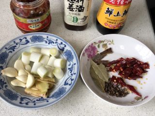 2、超过瘾的啤酒魔芋炖鸡,其他材料备好