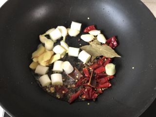 3、超过瘾的啤酒魔芋炖鸡,锅烧热，放适量油，下香料和葱姜蒜爆香