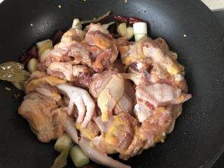 4、超过瘾的啤酒魔芋炖鸡,下鸡块进行翻炒，炒至变色