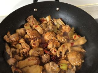 7、超过瘾的啤酒魔芋炖鸡,多炒炒、大概七八分钟