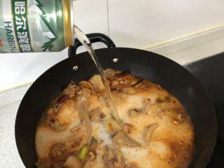 8、超过瘾的啤酒魔芋炖鸡,倒2听啤酒，盖着盖子焖煮