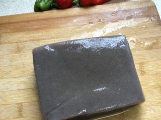 9、超过瘾的啤酒魔芋炖鸡,魔芋豆腐切小方块，青红椒切小段