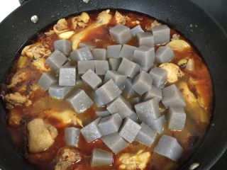 10、超过瘾的啤酒魔芋炖鸡,开锅后倒入魔芋豆腐