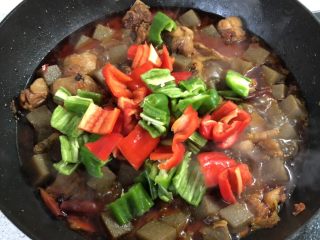 13、超过瘾的啤酒魔芋炖鸡,最后倒入青红椒翻炒几下即可出锅