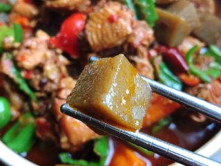 17、超过瘾的啤酒魔芋炖鸡,经过几十分钟的慢炖，魔芋豆腐也很好吃了