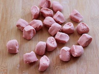 5、超爽的酸汤馄饨,静置好的面团排气揉匀后,用手搓成长条后,揪成大小一致的剂子。