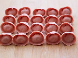 10、超爽的酸汤馄饨,依次包好所有的饺子皮。