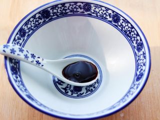 12、超爽的酸汤馄饨,现在准备酸汤的调料,先加入一勺生抽和米醋,老醋。