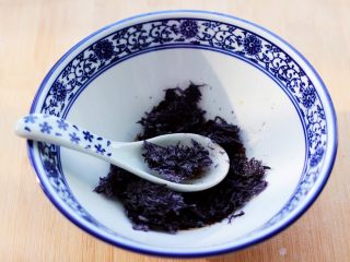 14、超爽的酸汤馄饨,这个时候加入紫菜。