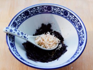 15、超爽的酸汤馄饨,再放入淡干虾皮。