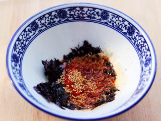 17、超爽的酸汤馄饨,锅烧热后把花生油烧热倒入碗中。