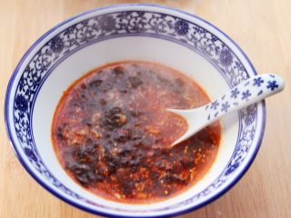 19、超爽的酸汤馄饨,把煮馄饨的热汤倒入碗中,常言道:原汤化原食哟。