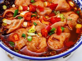 20、超爽的酸汤馄饨,把煮熟的馄饨捞到碗里即可开始享用。