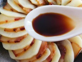 5、腊肉蒸土豆,出锅淋上半勺生抽，口淡的可以不放。