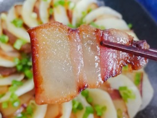 7、腊肉蒸土豆,腊肉土豆一起吃更好吃哟。