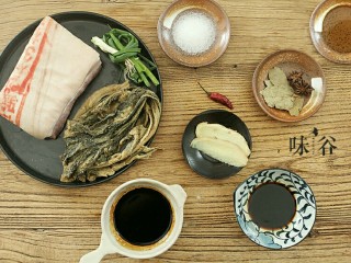 1、梅菜扣肉,准备好材料。