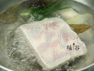 4、梅菜扣肉,锅内烧水，放入八角，姜片，香叶，五花肉煮五分钟 。