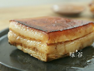 6、梅菜扣肉,锅上火,倒入清油,烧至八成热,将五花肉皮朝下放入锅中炸至呈深红色,捞出晾凉。