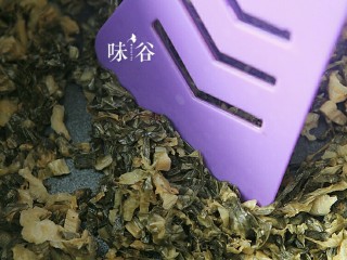 7、梅菜扣肉,梅菜下锅炒出香味，装起备用 。