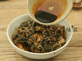 11、梅菜扣肉,炒好的梅菜铺在码好的肉片上面，淋上刚才配好的酱汁 。