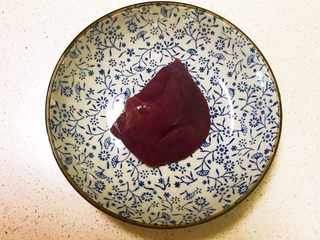 3、健脾养胃粥,把鲜猪肝清洗干净