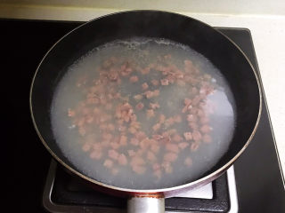 4、健脾养胃粥,把鲜猪肝切成小丁后冷水下锅