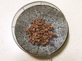 6、健脾养胃粥,猪肝焯好了,沥干水份