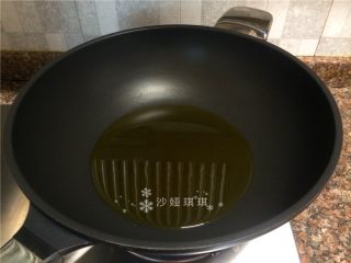 2、酸菜烧鲫鱼,热锅倒油烧至八成热。