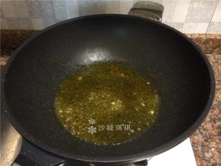 4、酸菜烧鲫鱼,将鱼捞出锅里留油。